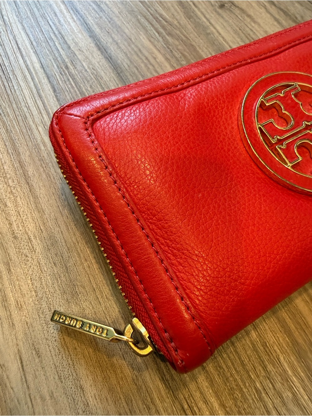 Tory Burch Amanda Continental Wallet Red Leather with Gold Logo - Picture 3 of 9